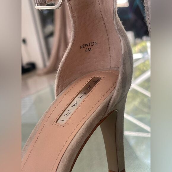 Tahari Women’s Grey Plaid Heels Open Toe with Bow Sandals Size 6 - Picture 10 of 16